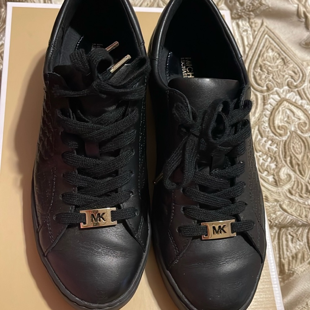 MK black casual sneaker